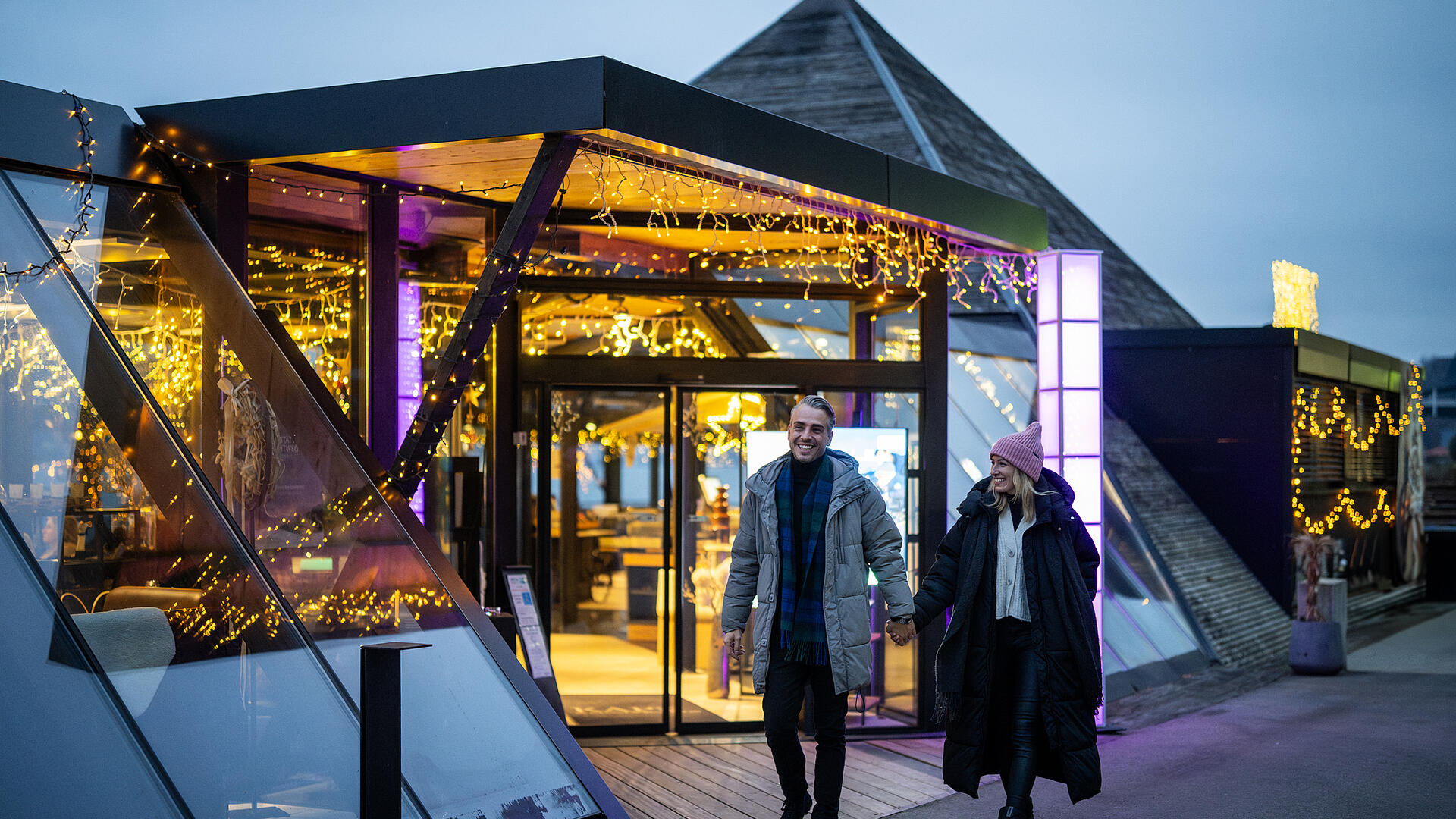 Abend am Milstätter See am Kap ausklingen lassen 2 Personen gehen am Abend aus dem Kap am Millstätter See hinaus