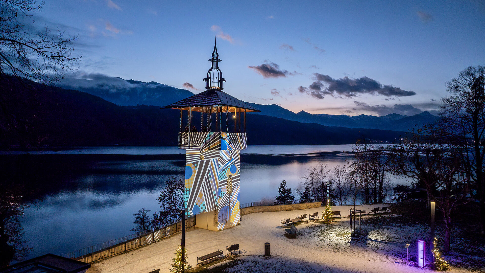 Stimmungsvoller Ausblick auf den beleuchteten Turm am Millstätter Lichtweg Stimmungsvoller Ausblick auf den beleuchteten Turm mit dem Millstätter See im Hintergrund