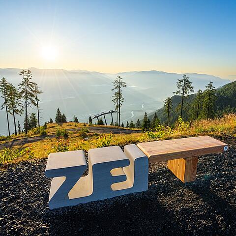 ZEIT für neue Perspektiven und Ausblicke am Goldeck Zeitbank am Goldeck mit Panoramausblick