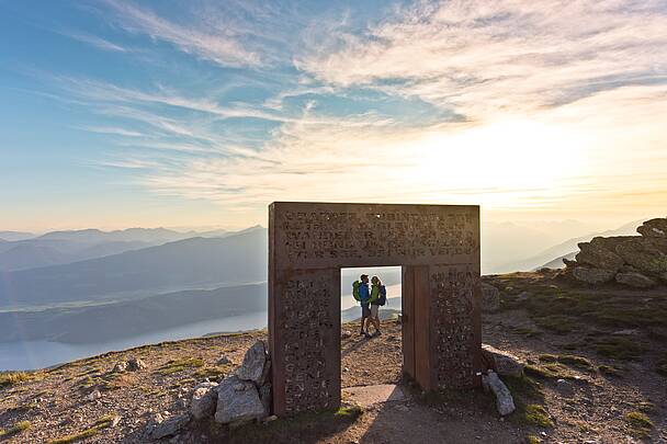 Eine Gruppe von Wanderern auf dem Weg zum Granattor, mit Granatsteinen entlang des Pfades © Franz Gerdl_MBN Tourismus