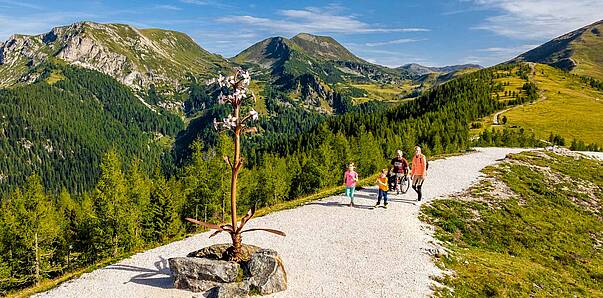 Wanderer genießen die weiten Ausblicke und die frische Bergluft auf der Bergpromenade Brunnach © Michael Stabentheiner_Kärnten Werbung