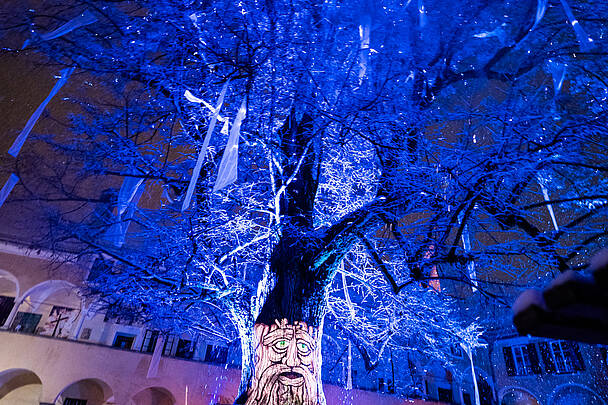 Lichtbaum in Millstatt strahlt in blau © Gert Perauer_MBN Tourismus