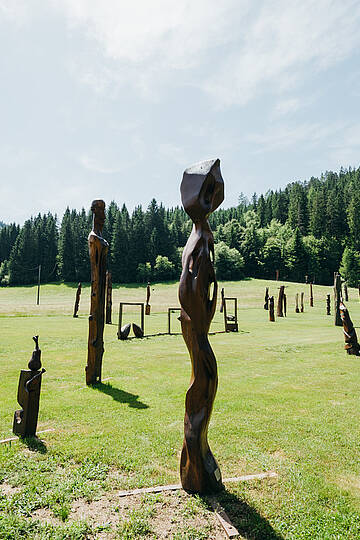 Holzskulpuren vorm Schloss Albeck © Sam Strauss_MBN Taourismus