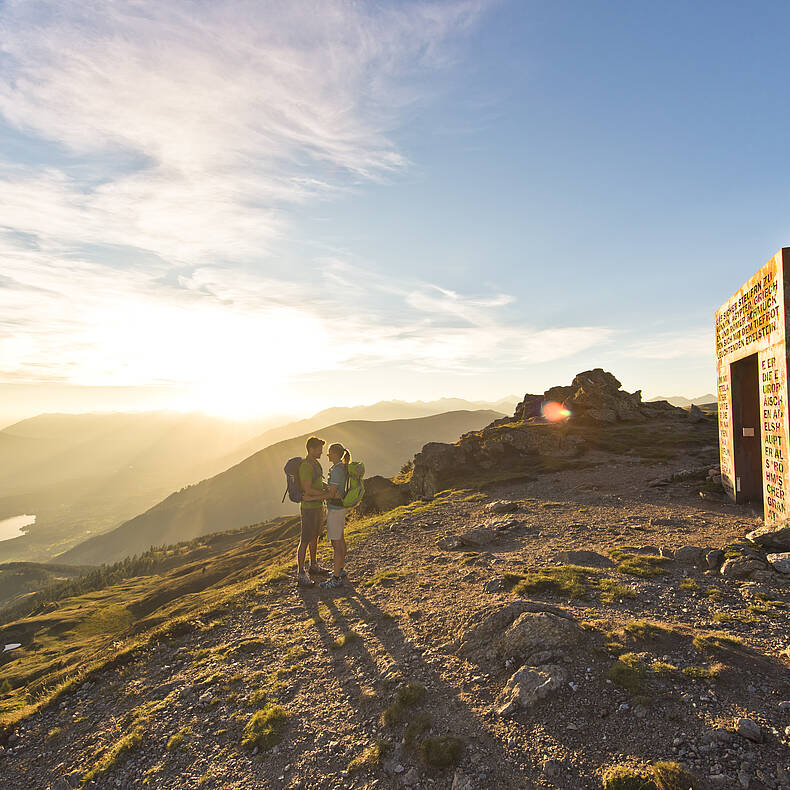 Das majestätische Granattor, eingerahmt von blühenden Alpenwiesen © Franz Gerdl_MBN Tourismus