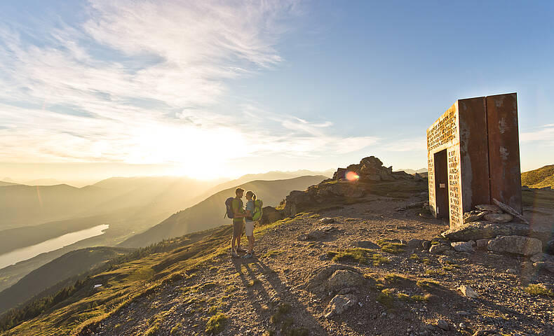 Das majestätische Granattor, eingerahmt von blühenden Alpenwiesen © Franz Gerdl_MBN Tourismus