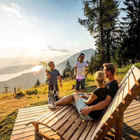 Picknickpause mit der Familie in einer malerischen Wiese in den Nockbergen © Gert Perauer_MBN Tourismus