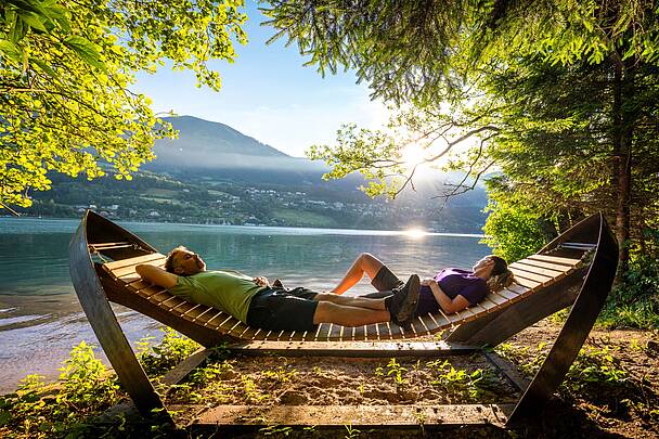 Ein hölzerner Pfad führt durch die friedliche Landschaft des Slow Trails © Gert Perauer_MBN Tourismus