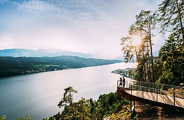 Wanderer genießen die Ruhe und Schönheit des Slow Trails am Ufer des Millstätter Sees © Gert Perauer_MBN Tourismus