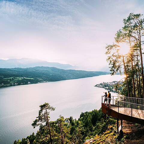 Wanderer genießen die Ruhe und Schönheit des Slow Trails am Ufer des Millstätter Sees © Gert Perauer_MBN Tourismus