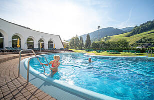 Außenbecken Römertherme © Mathias Prägant_MBN Tourismis