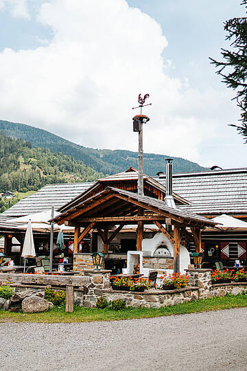 Restaurant in Bad Kleinkirchheim lockt mit frischen Leckereien Bäcker macht frisches Brot Frische Butter aus Bad Kleinkirchheim © Martin Hofmann_Kärnten Werbung