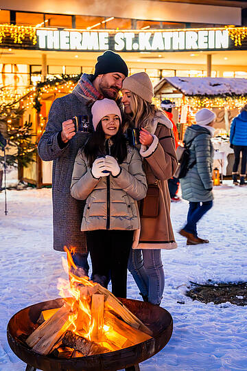 Familie beim Feuer am Kirchheimer Advent Markt © Michael Stabentheiner_MBN Tourismus