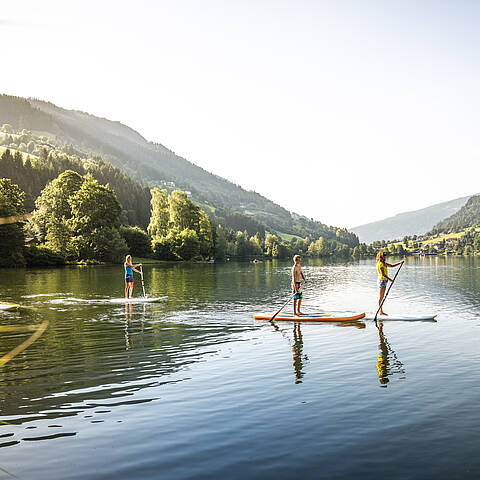 Stand Up paddeln entlang des Millstätter Sees, vorbei an blühenden Wiesen und idyllischen Dörfern © © Gert Perauer_MBN Tourismus