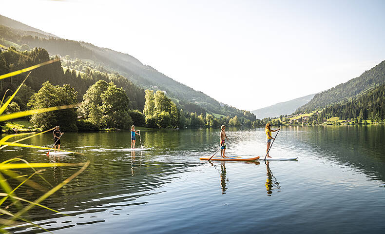 Stand Up paddeln entlang des Millstätter Sees, vorbei an blühenden Wiesen und idyllischen Dörfern © © Gert Perauer_MBN Tourismus