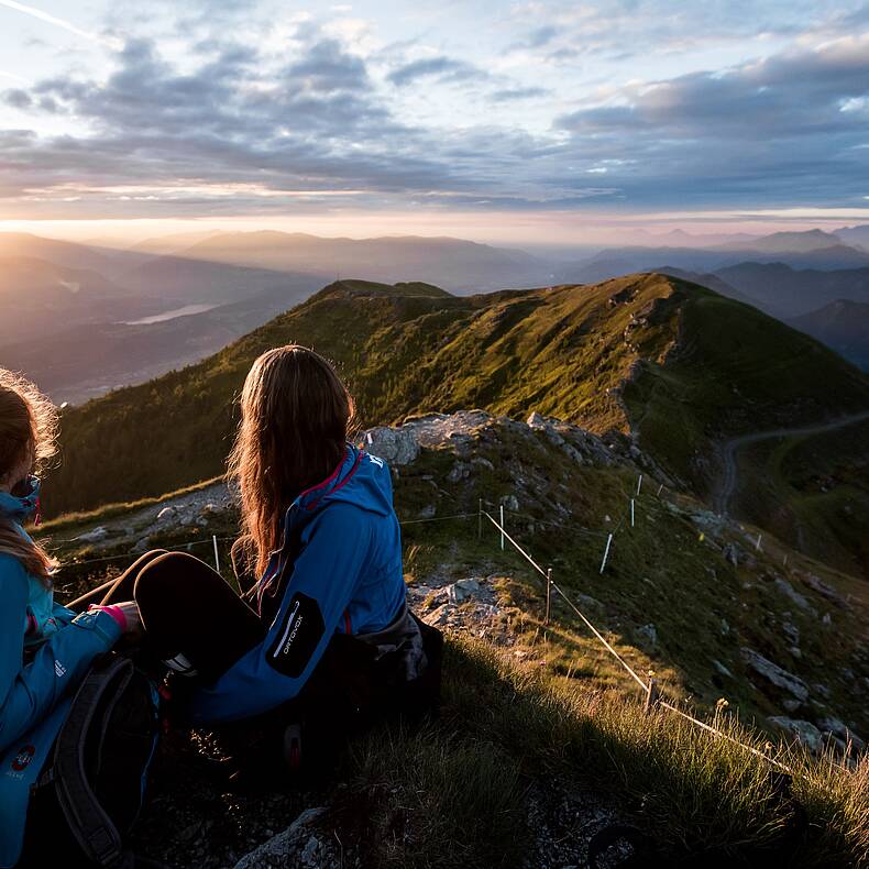 Wandern am Sportberg Goldeck bei Sonnenuntergang © Sam Strauss_Goldeck Bergbahnen