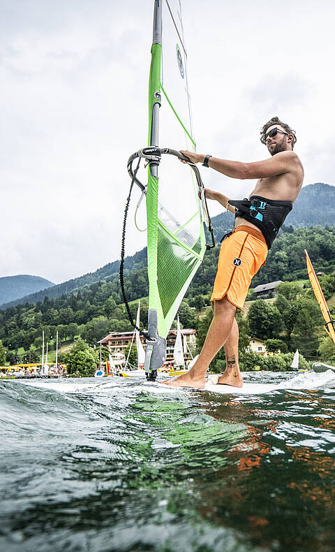 Mit dem Surfboard unterwegs am Millstätter See © Gert Perauer_MBN Tourismus