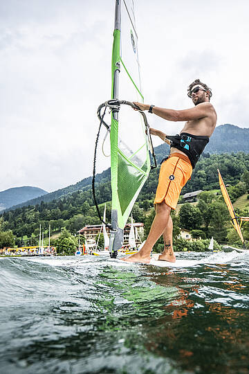 Mit dem Surfboard unterwegs am Millstätter See © Gert Perauer_MBN Tourismus