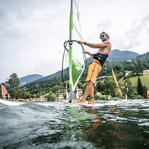 Mit dem Surfboard unterwegs am Millstätter See © Gert Perauer_MBN Tourismus