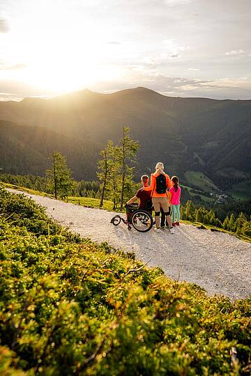 Eine Gruppe von Freunden auf der barrierefreien Bergpromenade Brunnach, umgeben von der Schönheit der Nockberge © Michael Stabentheiner_Kärnten Werbung