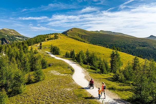 Fröhliche Familienwanderung auf der barrierefreien Bergpromenade Brunnach © Michael Stabentheiner_Kärnten Werbung