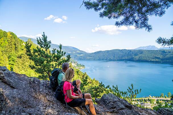 Wanderer genießen die spektakuläre Aussicht entlang des Via Paradiso Wanderwegs © Gert Perauer_MBN Tourismus