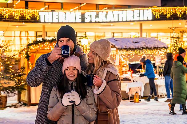 glückliche Familie am Kirchheimer Adventmarkt © Michael Stabentheiner_MBN Tourismus