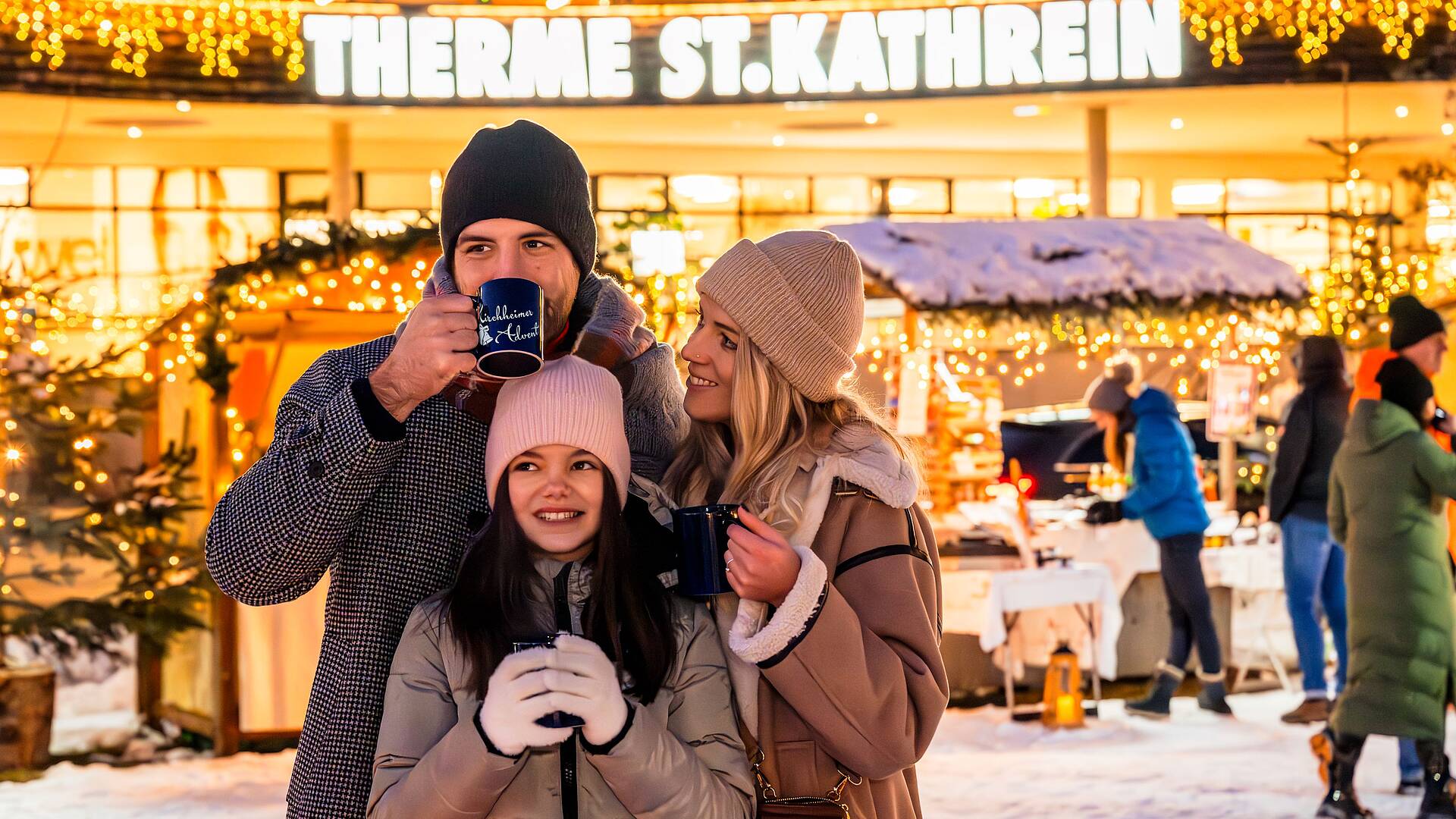 glückliche Familie am Kirchheimer Adventmarkt © Michael Stabentheiner_MBN Tourismus