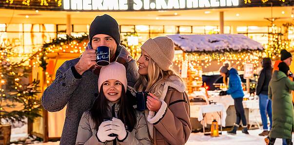 glückliche Familie am Kirchheimer Adventmarkt © Michael Stabentheiner_MBN Tourismus