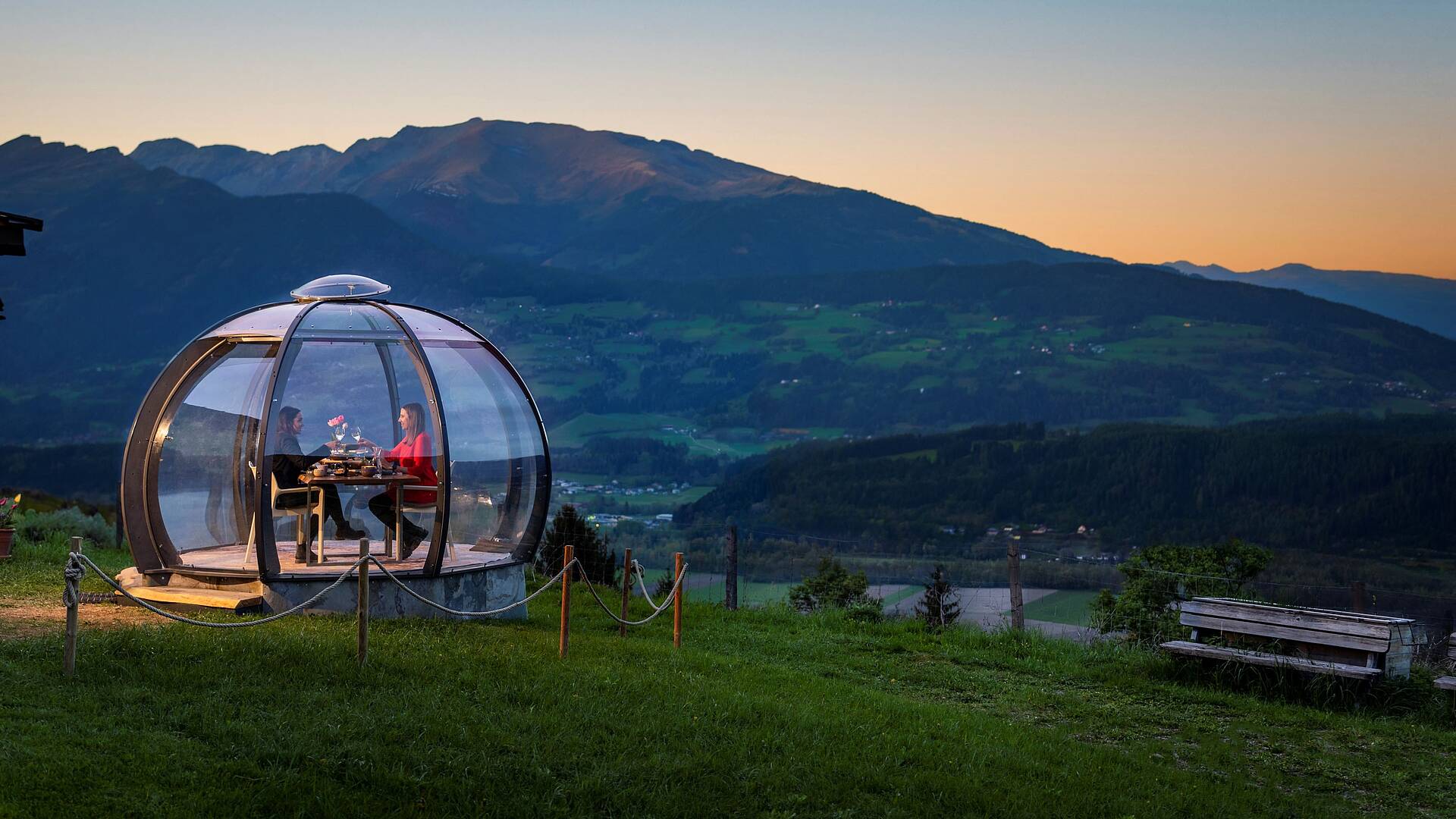 Kulinarik bei Sonnenuntergang in der Glaskugel © Gert Perauer_MBN Tourismus