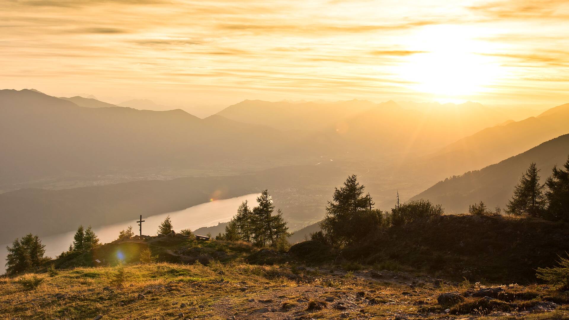 Das Granattor im Winter, umgeben von schneebedeckten Bergen und glitzernden Granatsteinen © Franz Gerdl_MBN Tourismus