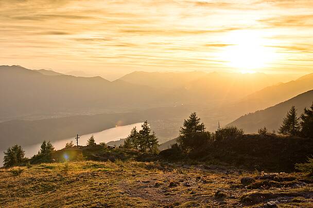 Das Granattor im Winter, umgeben von schneebedeckten Bergen und glitzernden Granatsteinen © Franz Gerdl_MBN Tourismus