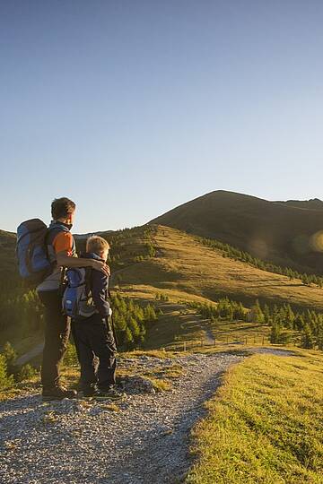 Sonnenaufgang über den Gipfeln der Nockberge, ein perfekter Start in den Wandertag © Franz Gerdl_MBN Tourismus