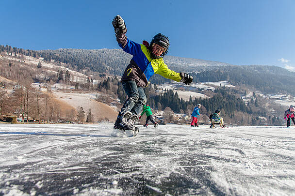 Eislaufen am zugefrorenen Brennsee © Mathias Prägant_MBN Tourismus