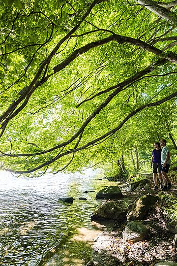 Eine Familie genießt einen Tag auf dem Slow Trail, mit Picknick und Erkundung der Umgebung © Gert Perauer_MBN Tourismus