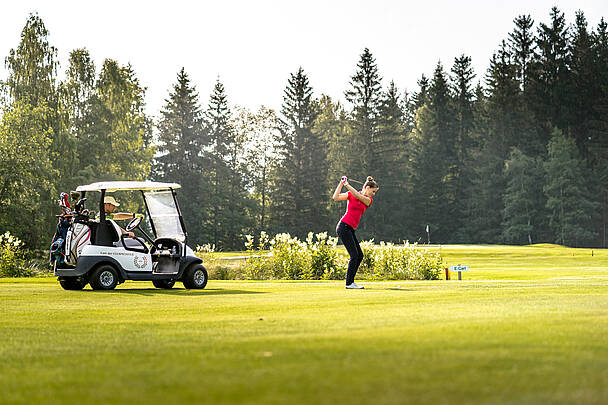 Mit dem Golfkart zu den einzelnen Löchern © Mathias Prägant