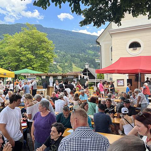 Ausgelassene Stimmung Fischfest Feld am See © Luisa Isola_MBN Tourismus