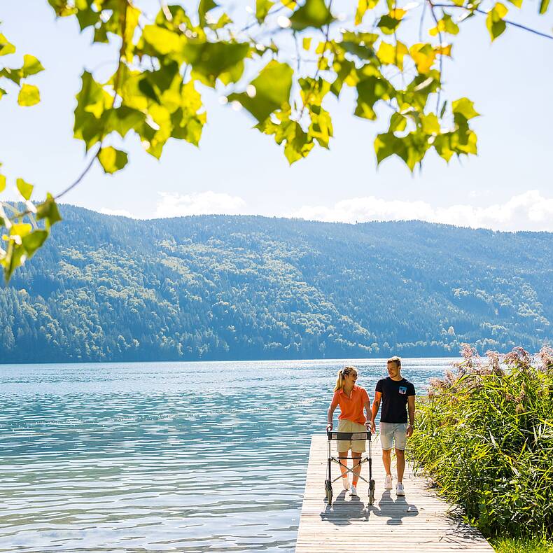 Ein friedlicher Moment an einem Aussichtspunkt der barrierefreien Bergpromenade Brunnach © Michael Stabentheiner_Kärnten Werbung