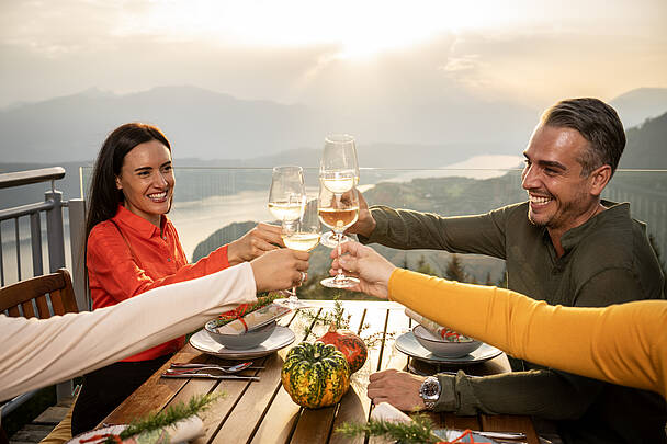 Abendessen mit der Familie am Sternenbalkon © Gert Perauer_MBN Tourismus