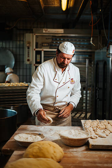 Bäcker macht frisches Brot Frische Butter aus Bad Kleinkirchheim © Martin Hofmann_Kärnten Werbung