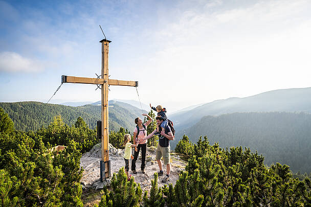 Ein Wanderer genießt den atemberaubenden Blick auf die Nockberge, während er auf einem malerischen Pfad wandert © Gert Perauer_MBN Tourismus