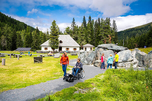 Eine informative Wanderung entlang der barrierefreien Bergpromenade Brunnach in den Nockbergen © Michael Stabentheiner_Kärnten Werbung