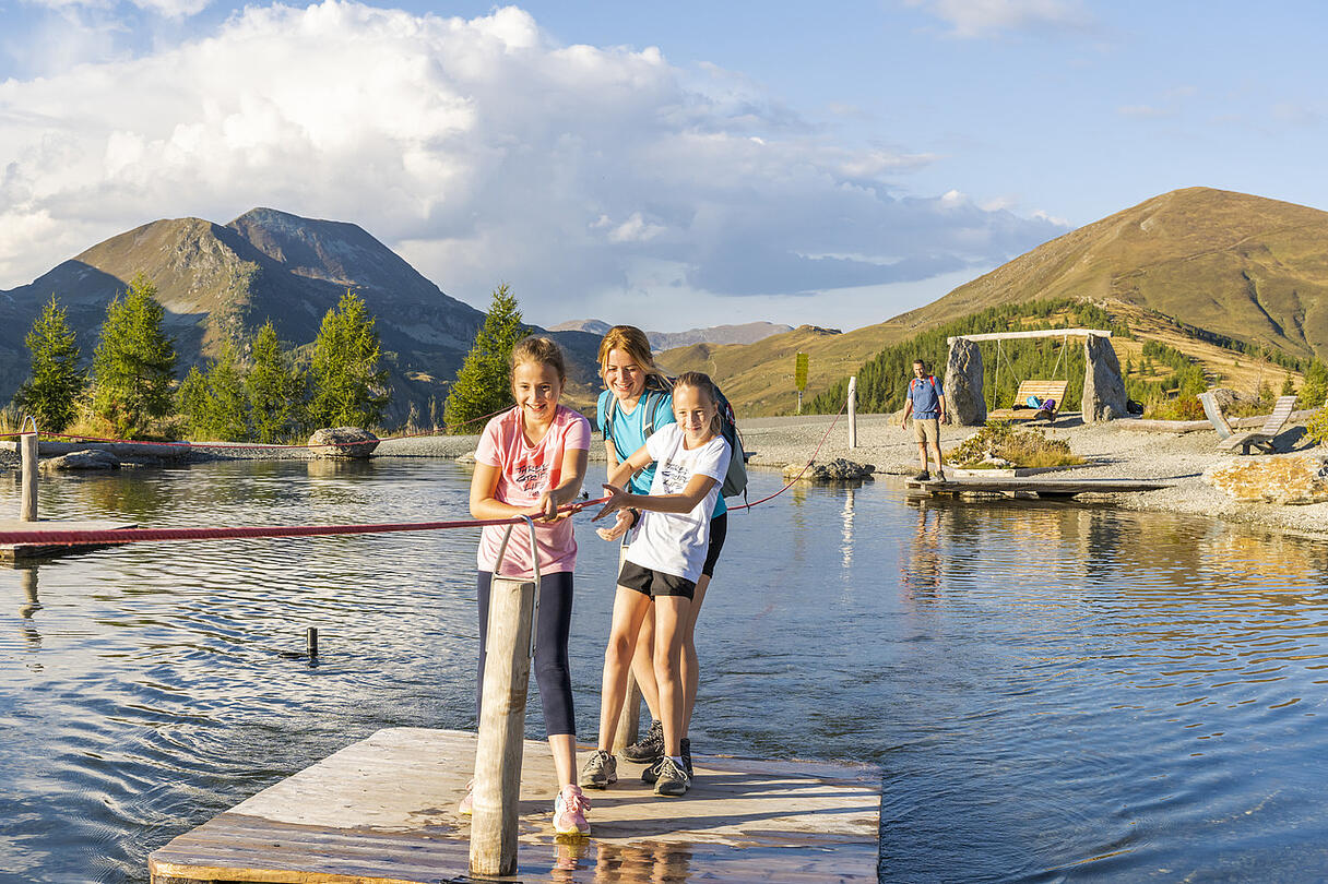 Eine Familie erklimmt einen sanften Gipfel in den Nockbergen und genießt die Aussicht © Franz Gerdl_Kärnten Werbung Eine Familie erklimmt einen sanften Gipfel in den Nockbergen und genießt die Aussicht © Franz Gerdl_Kärnten Werbung